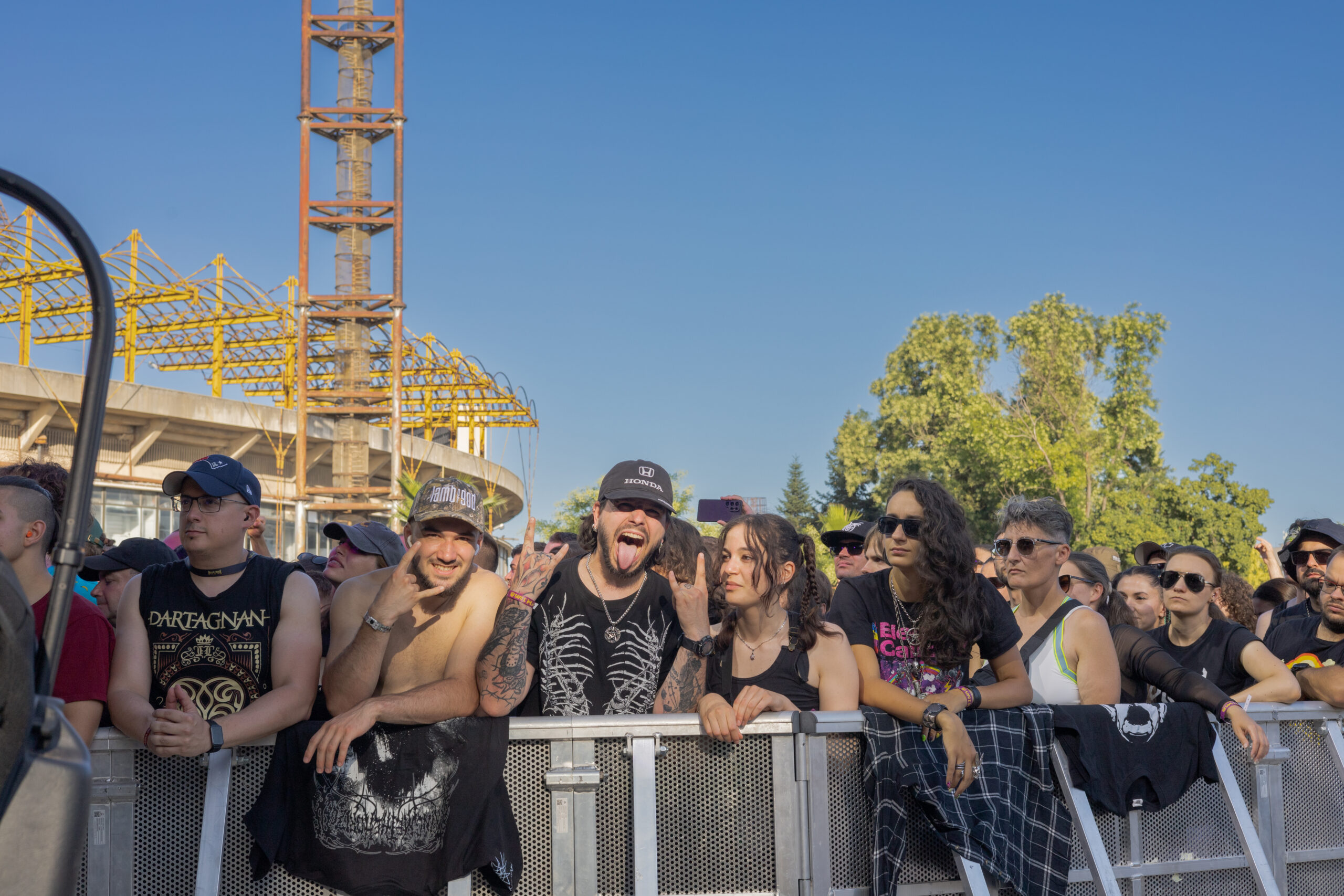 Фестивален стил на посетителите на Hills of Rock