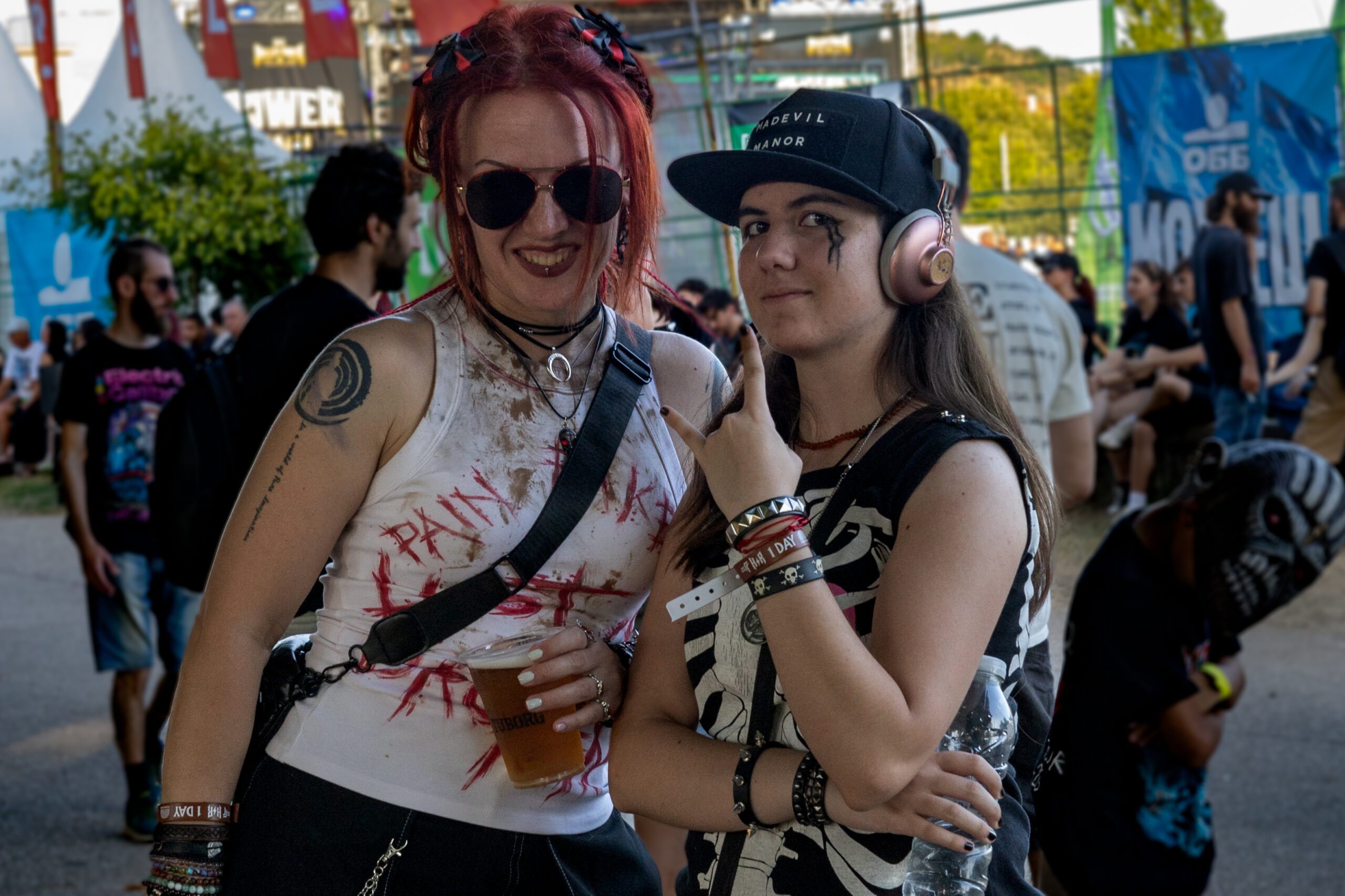 Посетителки на Hills of Rock с рок визии