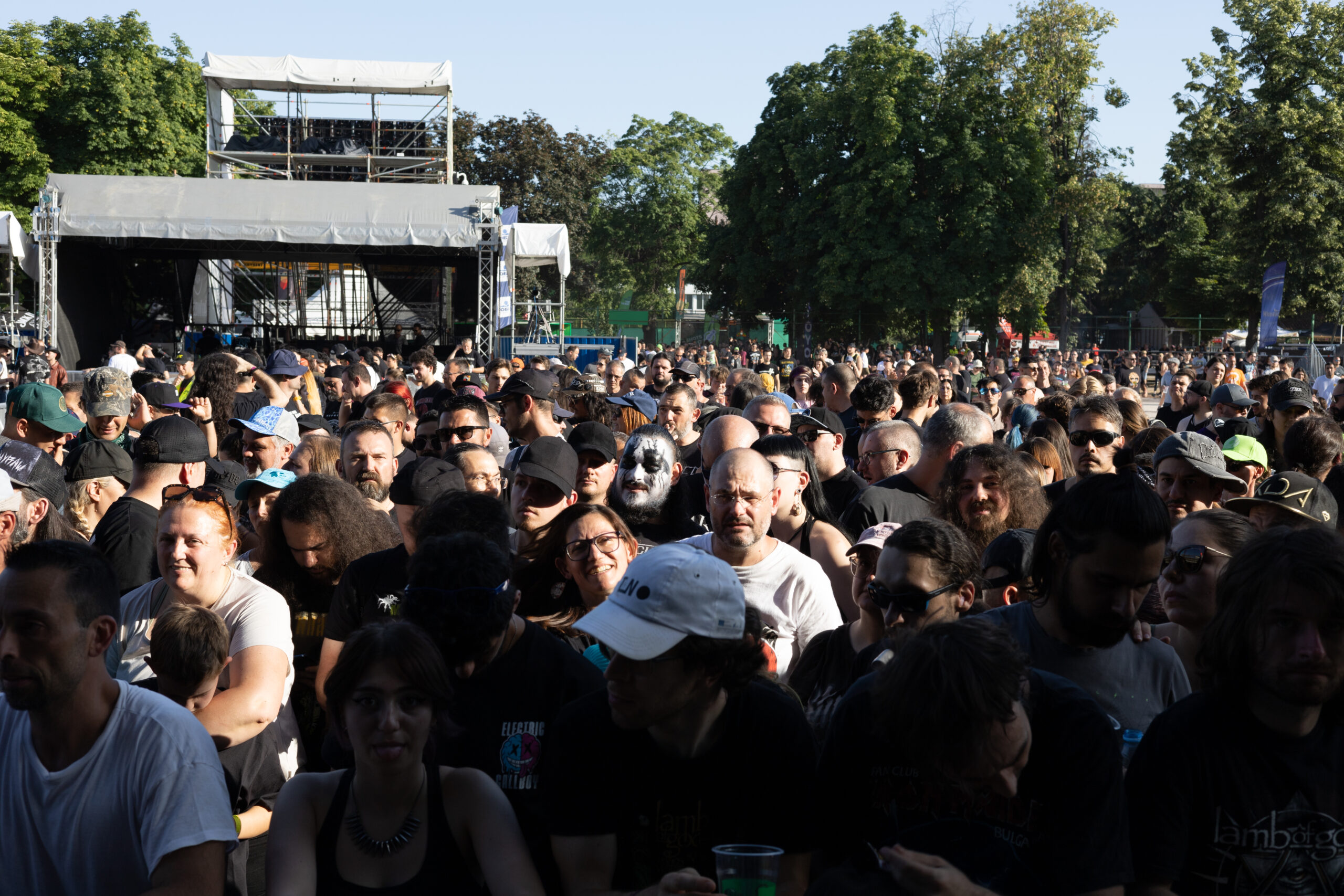 Черни тениски на банди по време на Hills of Rock